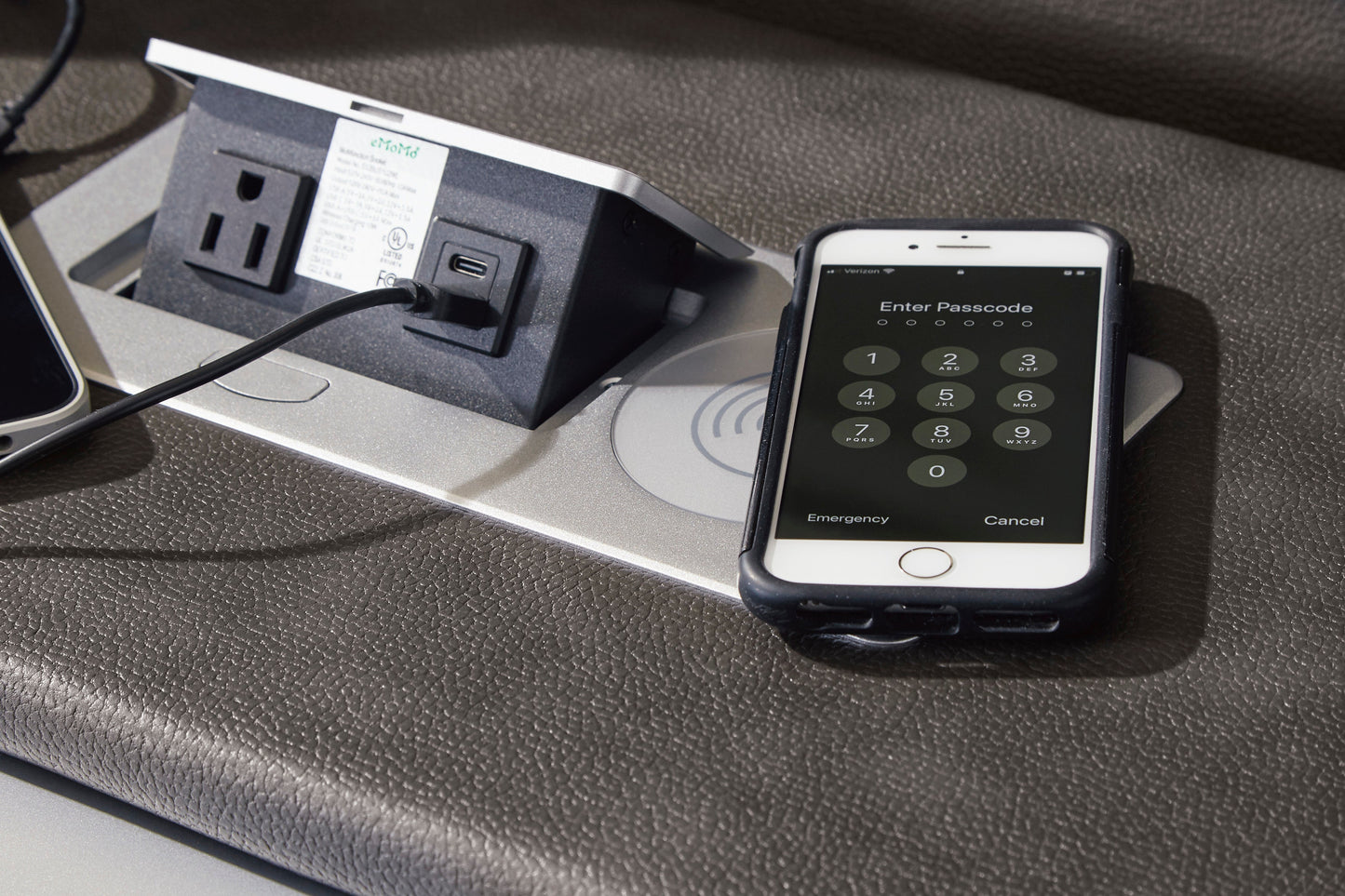 Fyne-Dyme wireless charging detail in Shadow
