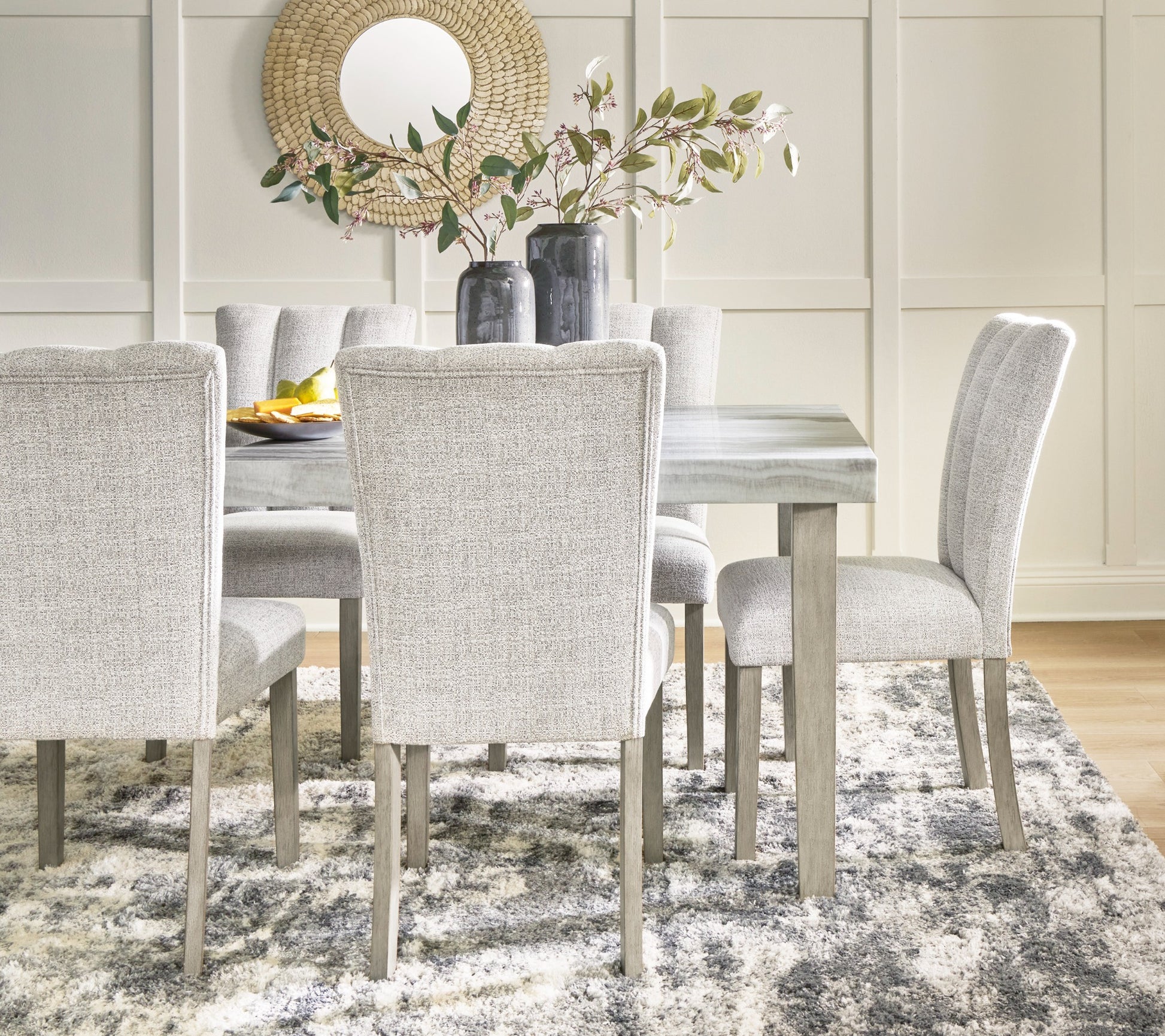 Larawyn 5-piece standard dining set room view